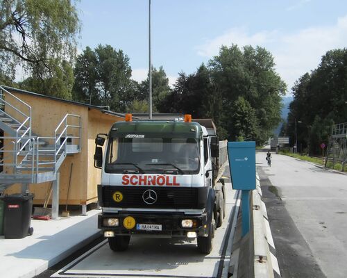 Schnöll LKD verwiegt am Terminal