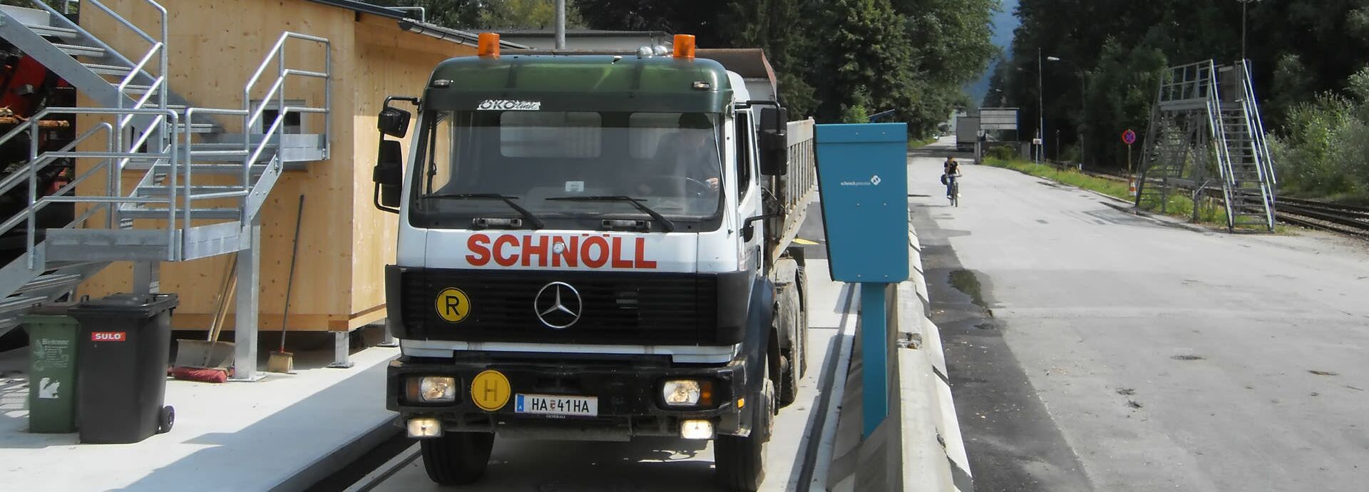 Schnöll LKD verwiegt am Terminal