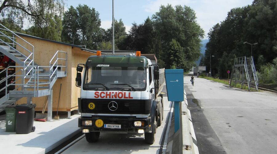 Schnöll LKD verwiegt am Terminal